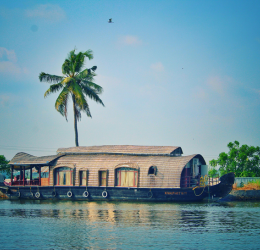 Luxury Overnight Houseboat Stay